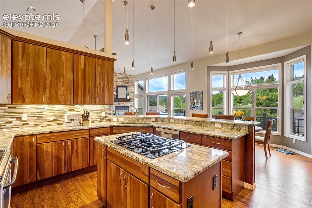 Image 8 of 50: Kitchen