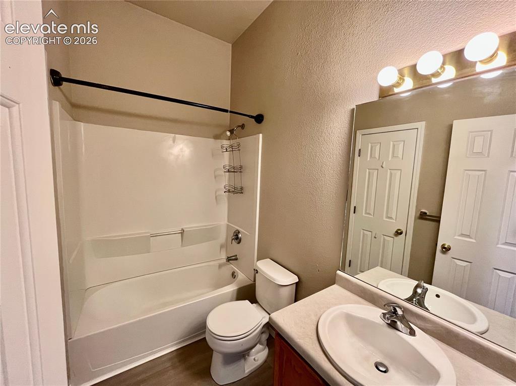 Image 11 of 13: Bathroom