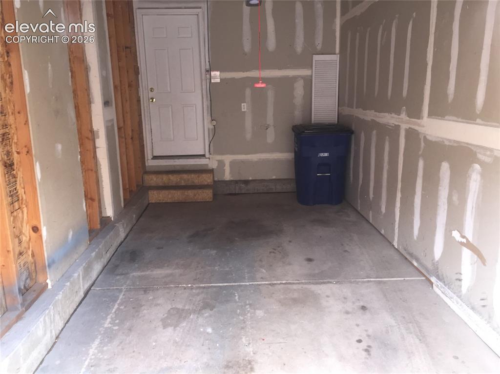 Image 12 of 13: Garage