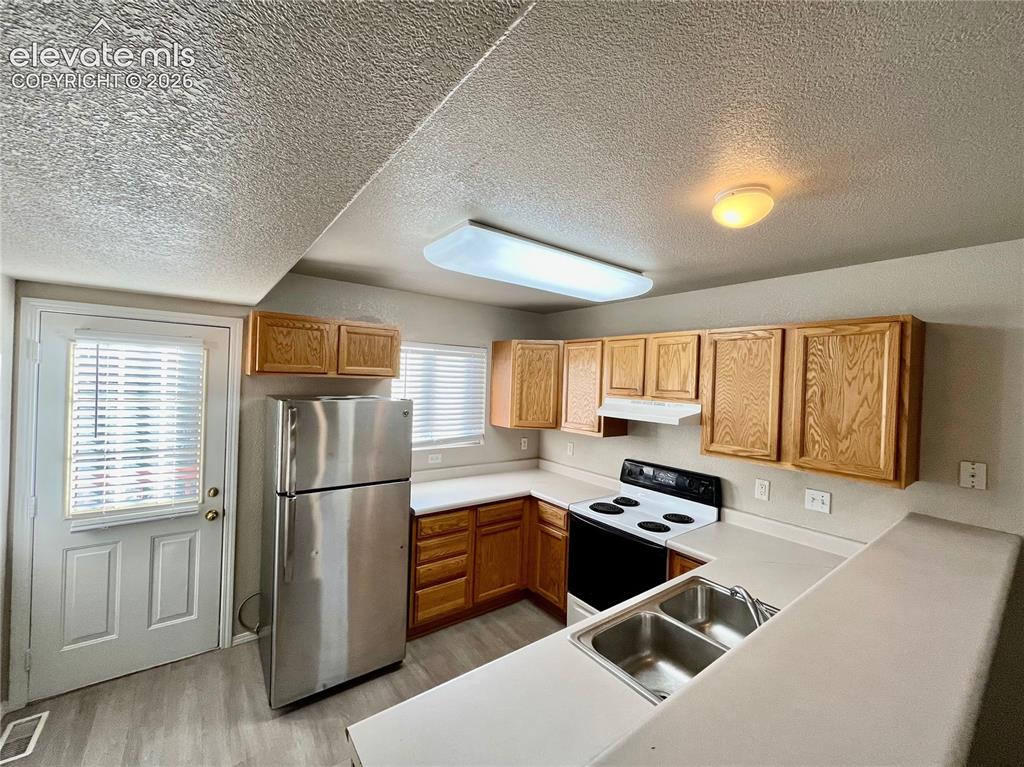 Image 3 of 13: Kitchen