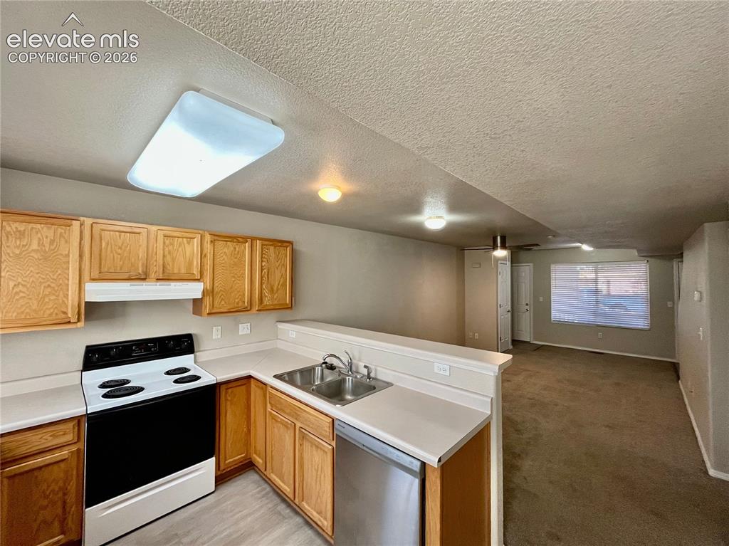 Image 4 of 13: Kitchen