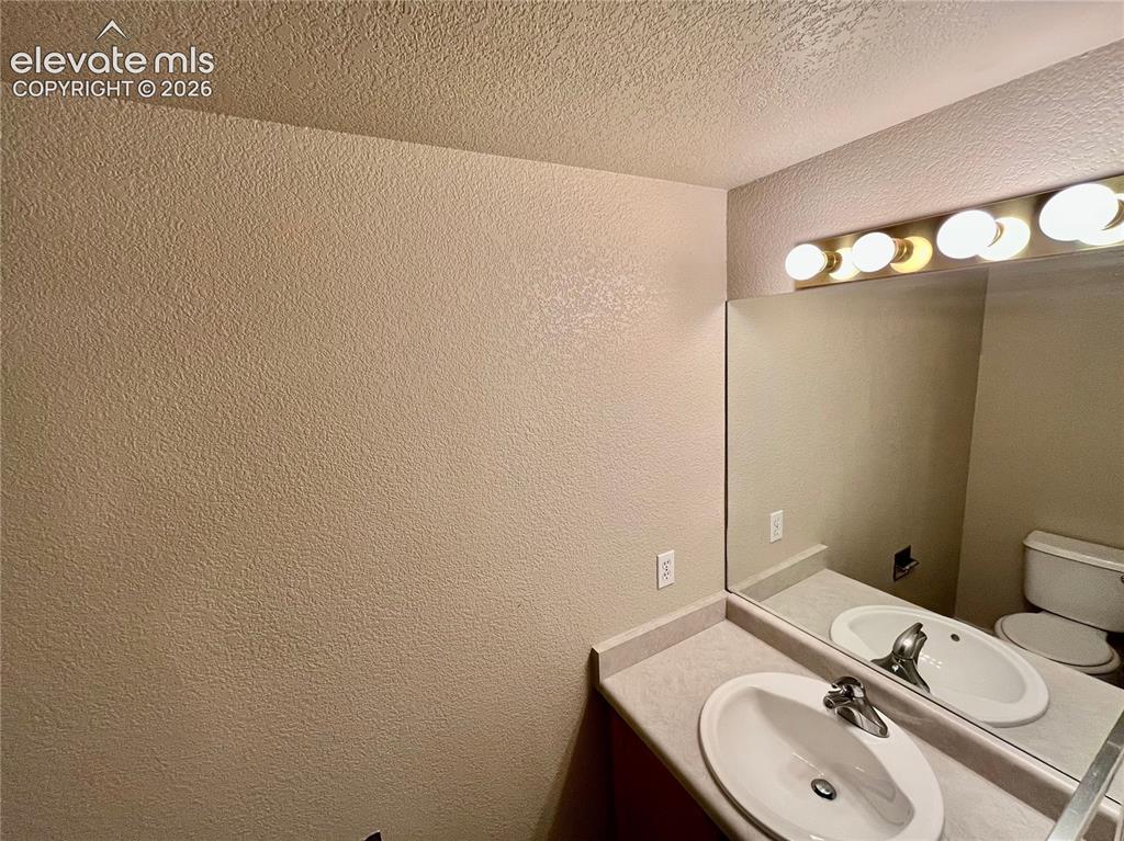 Image 5 of 13: Bathroom