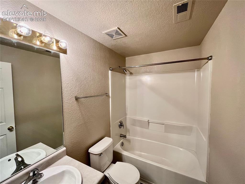 Image 7 of 13: Bathroom