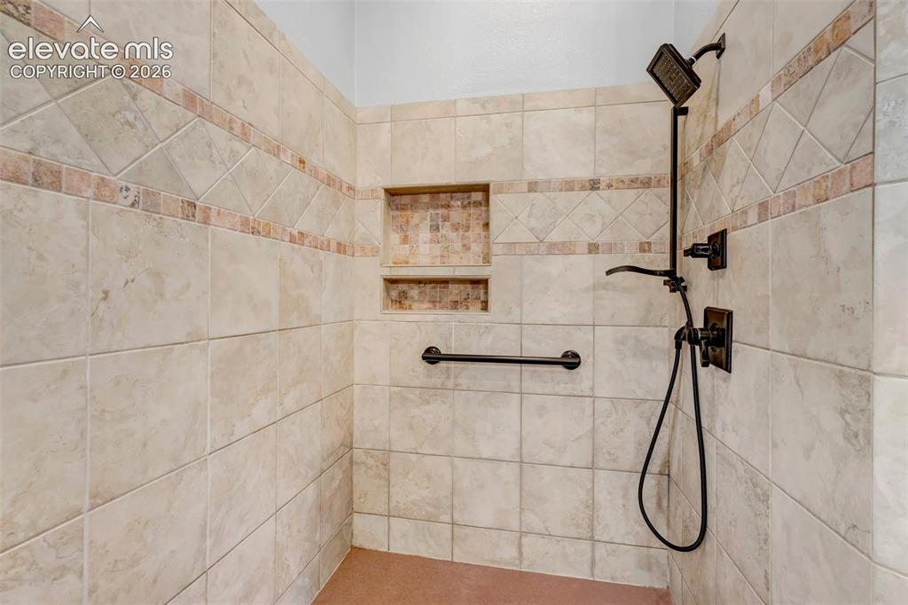 Image 22 of 38: Bathroom