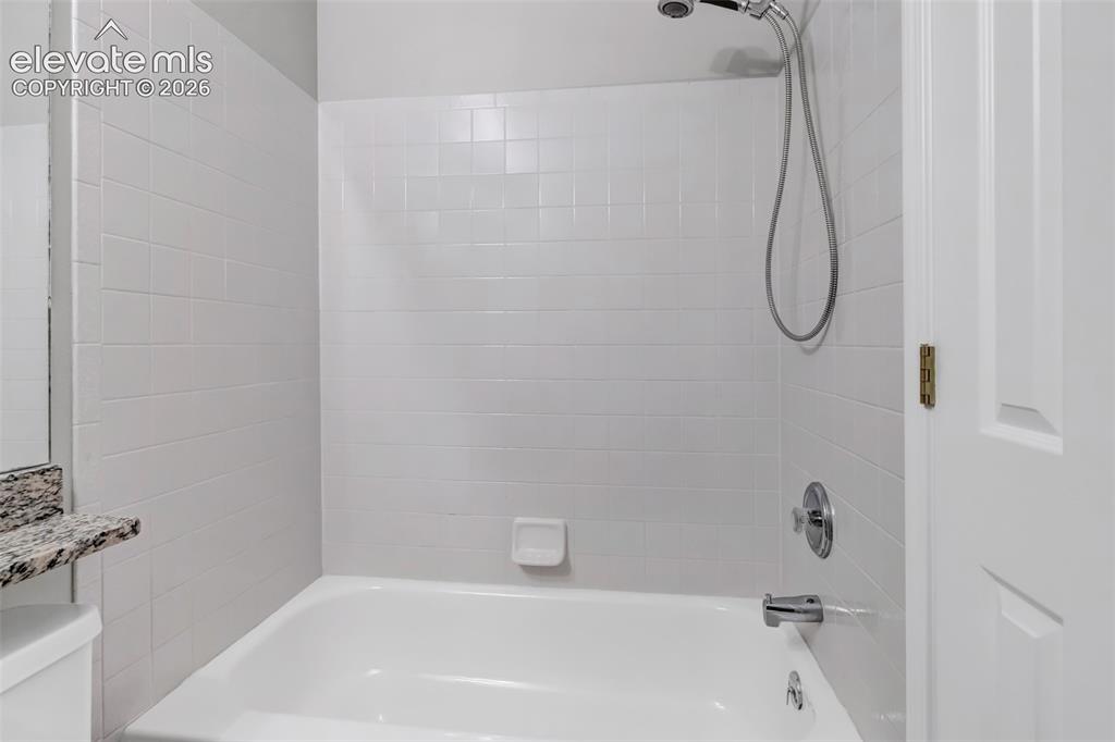 Image 28 of 38: Bathroom