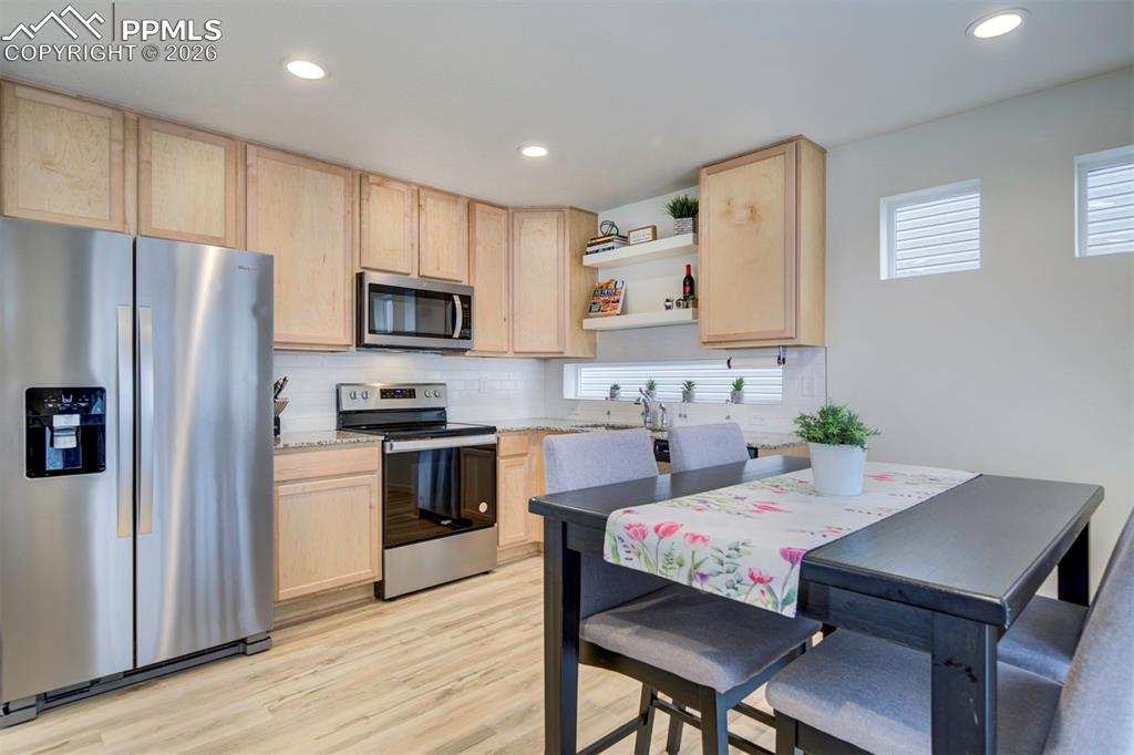 Image 19 of 46: Kitchen