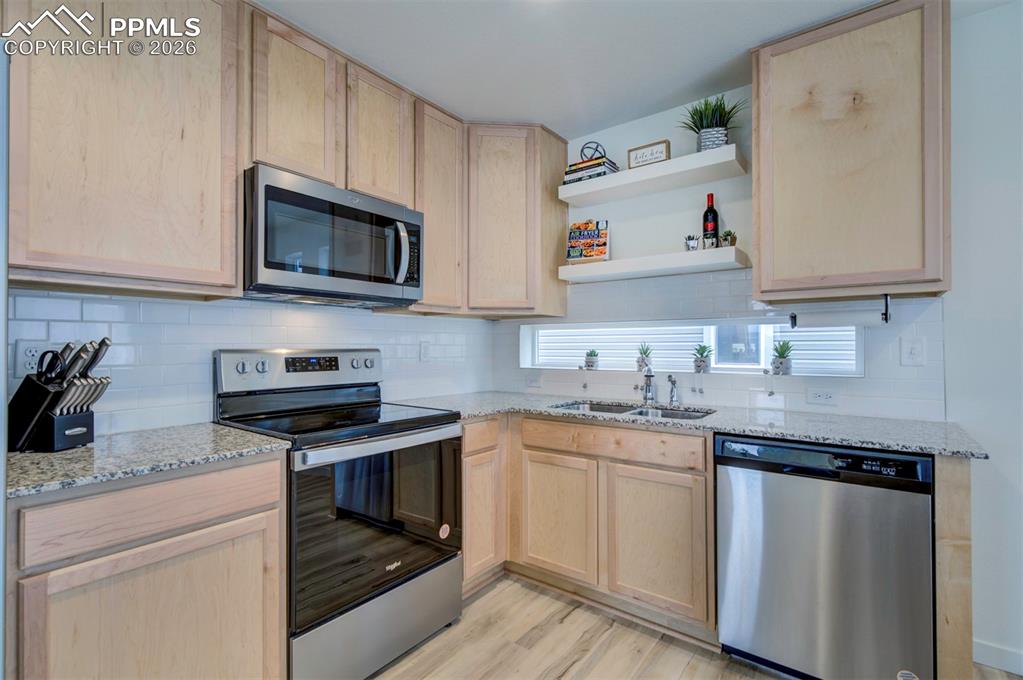 Image 20 of 46: Kitchen