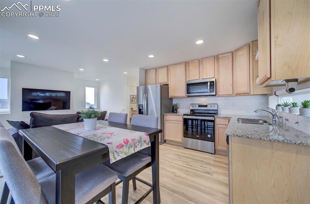 Image 21 of 46: Kitchen