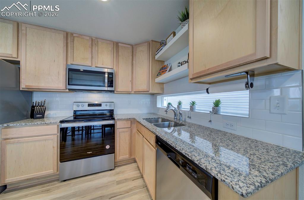 Image 23 of 46: Kitchen