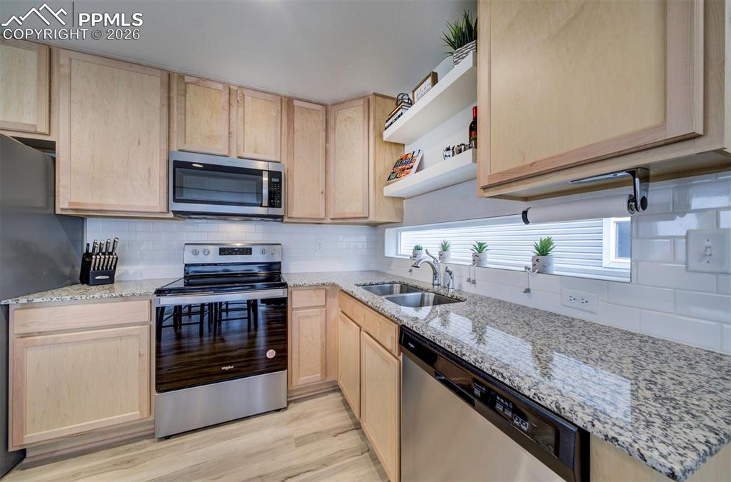 Image 24 of 46: Kitchen