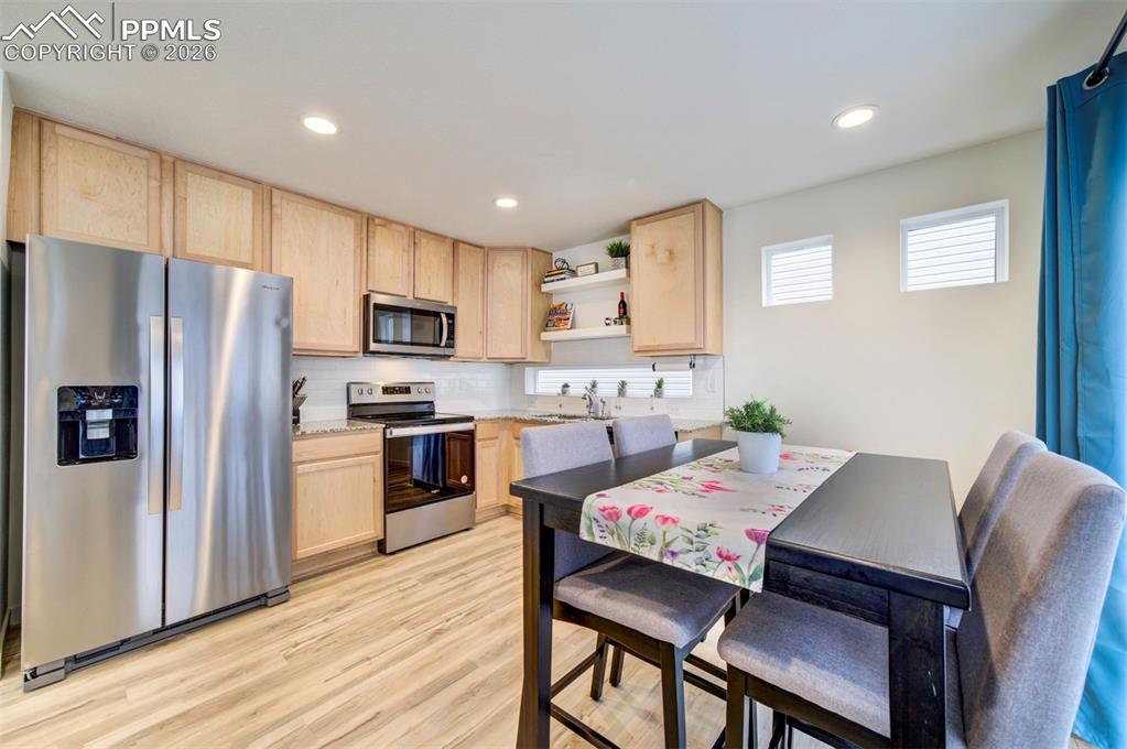 Image 25 of 46: Kitchen