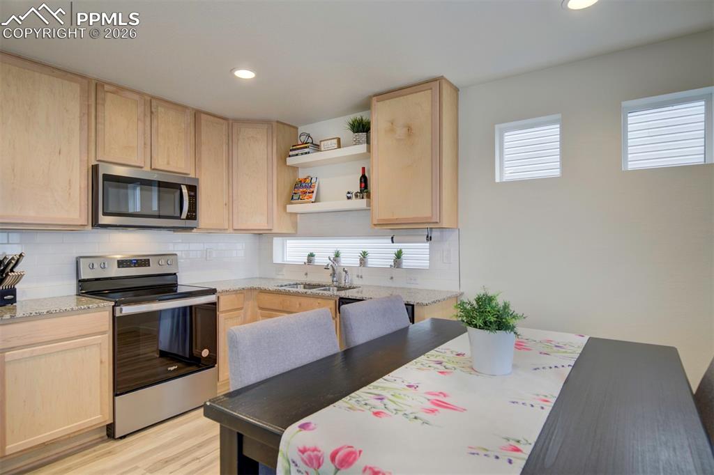 Image 27 of 46: Kitchen