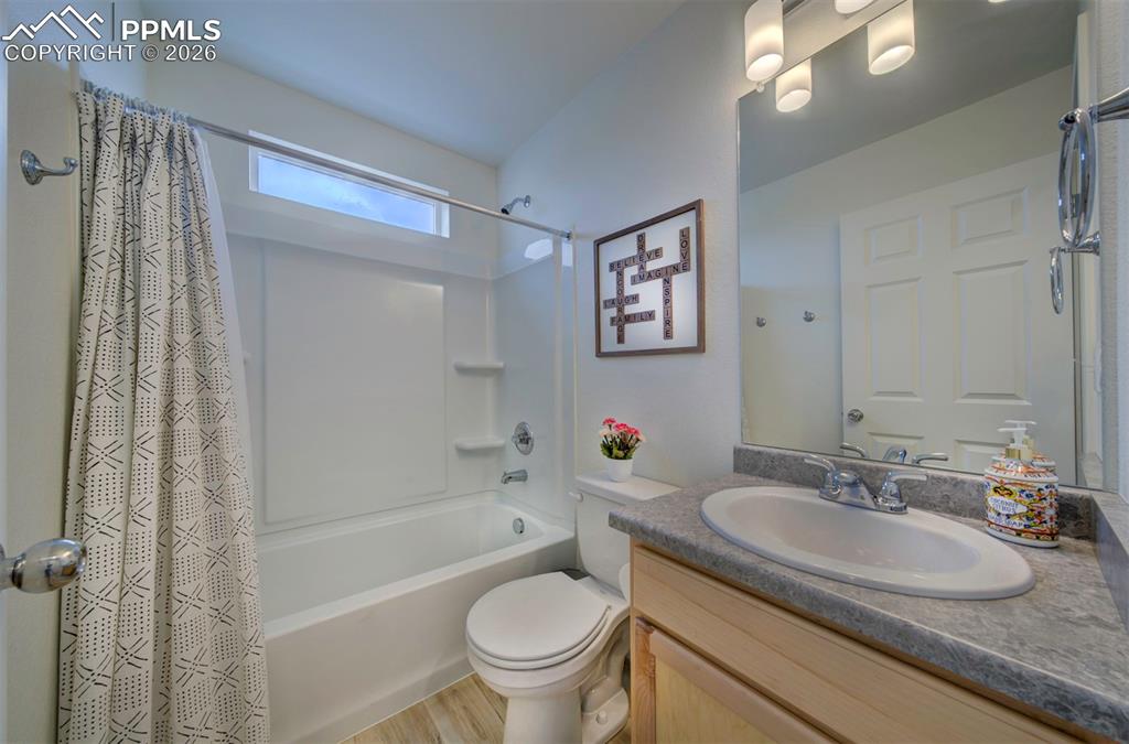 Image 32 of 46: Bathroom