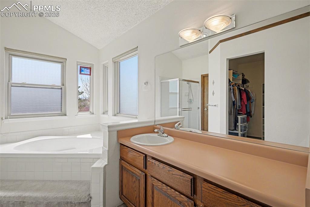 Image 15 of 35: Bathroom