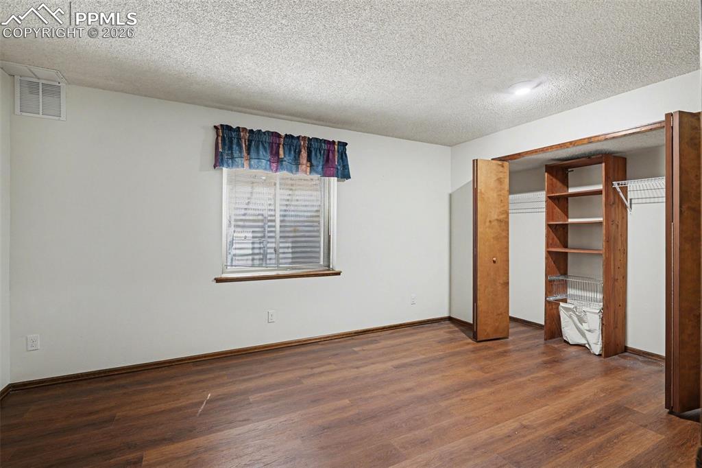 Image 17 of 35: Bedroom