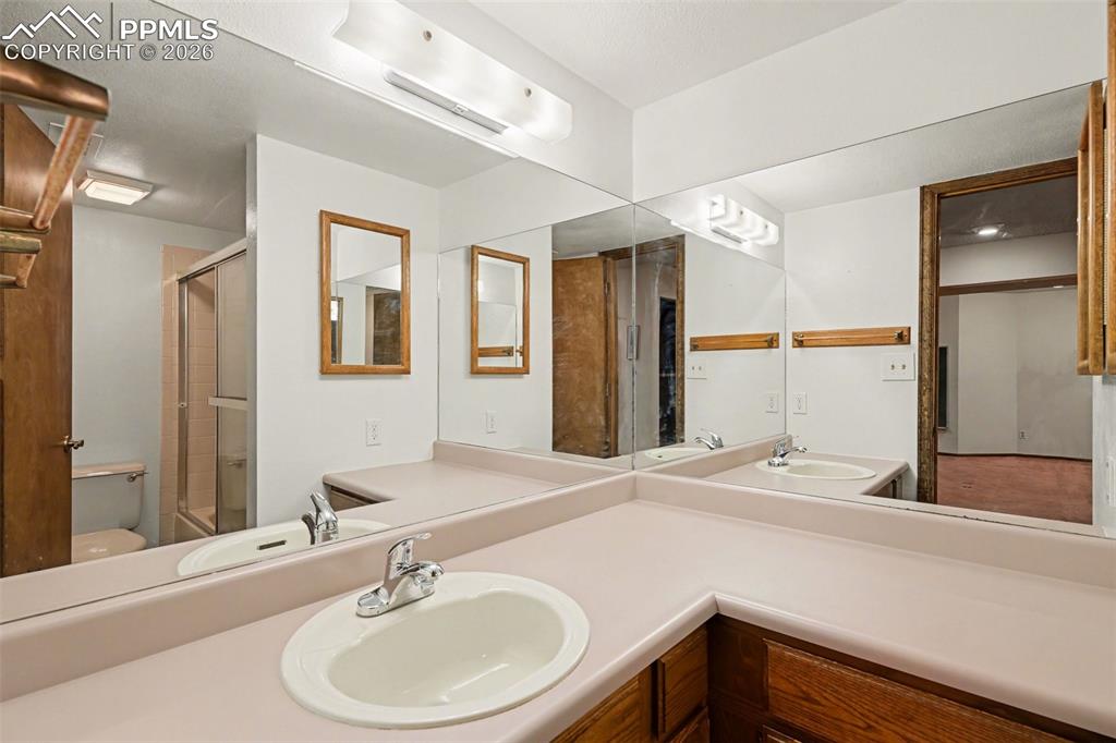 Image 22 of 35: Bathroom