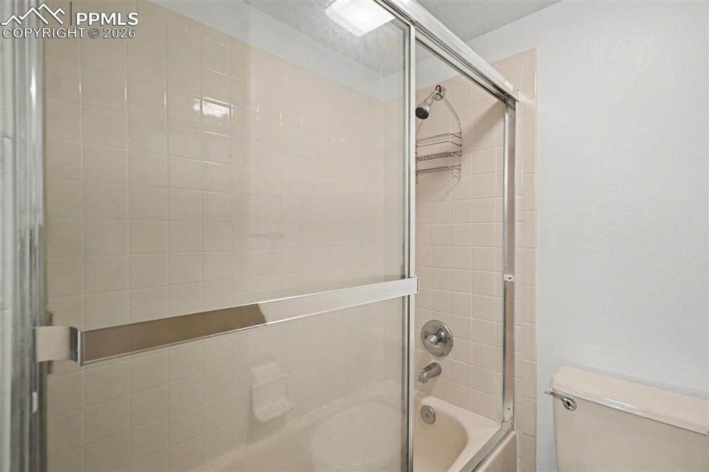 Image 23 of 35: Bathroom