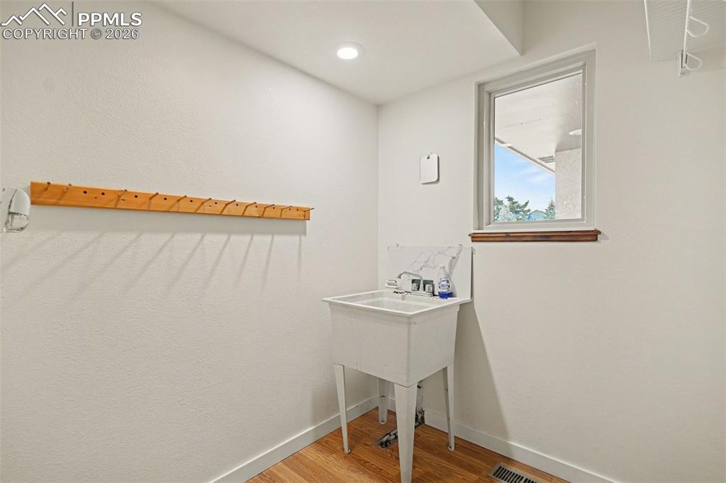 Image 28 of 35: Laundry