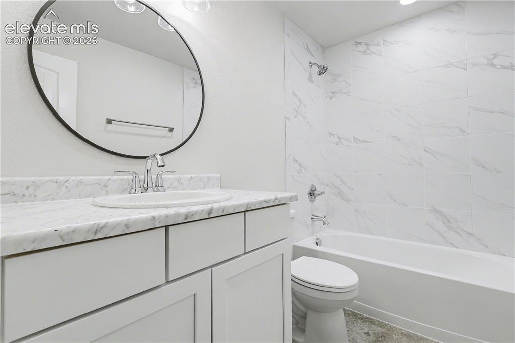 Image 26 of 36: Bathroom