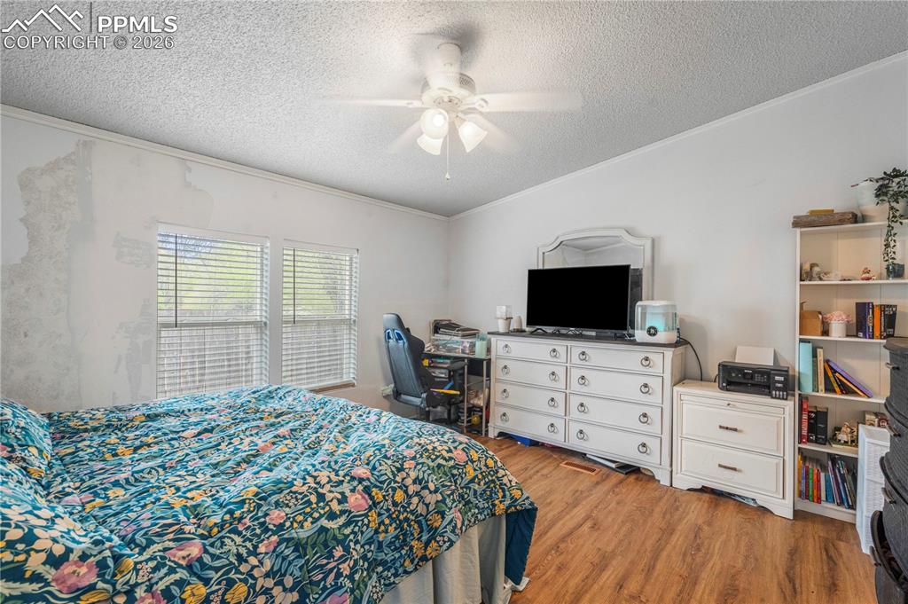 Image 10 of 27: Bedroom