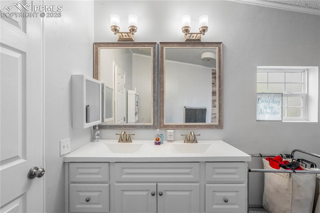 Image 11 of 27: Bathroom