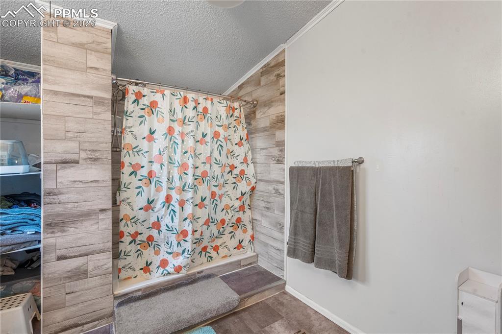 Image 12 of 27: Bathroom