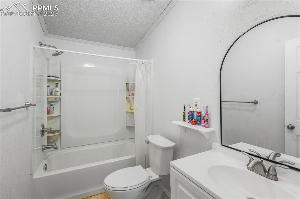 Image 14 of 27: Bathroom