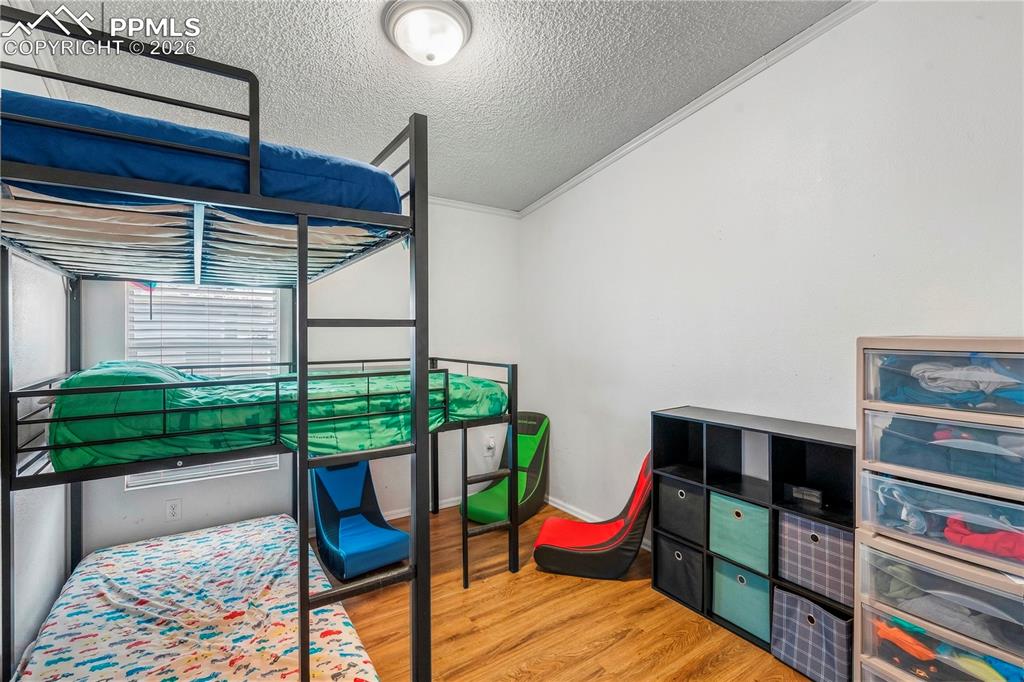 Image 15 of 27: Bedroom