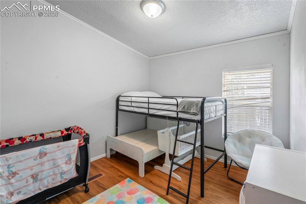 Image 17 of 27: Bedroom