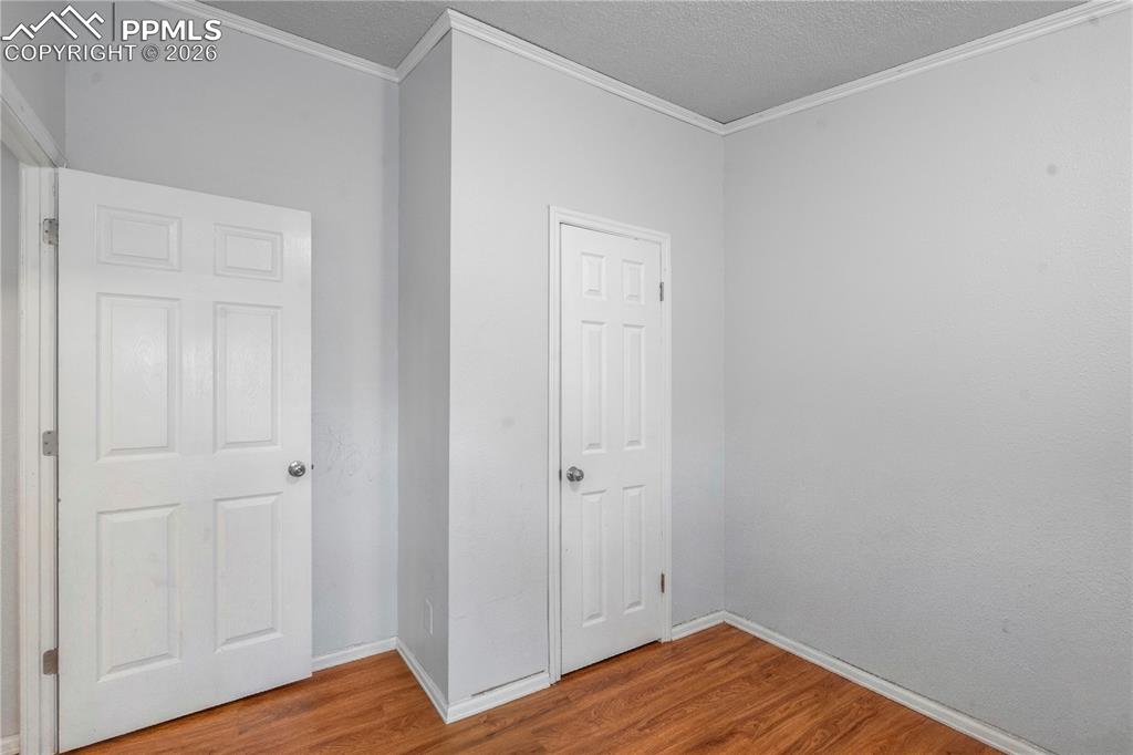 Image 18 of 27: Bedroom