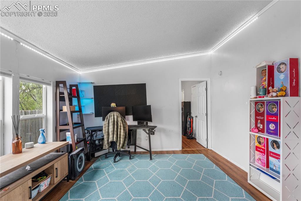 Image 19 of 27: Office