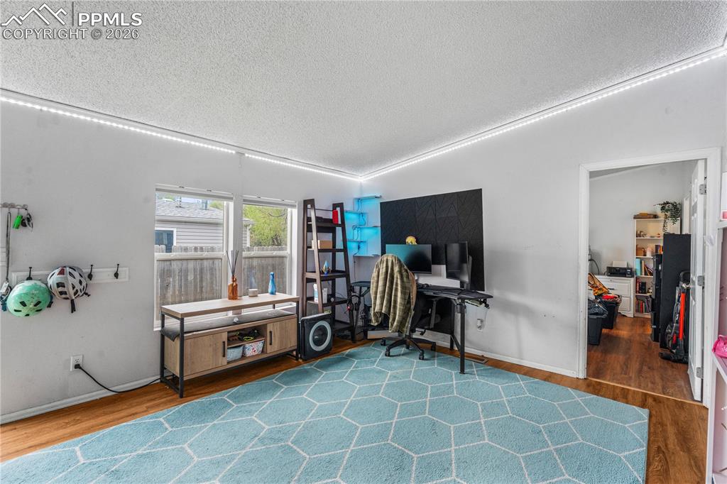 Image 20 of 27: Office