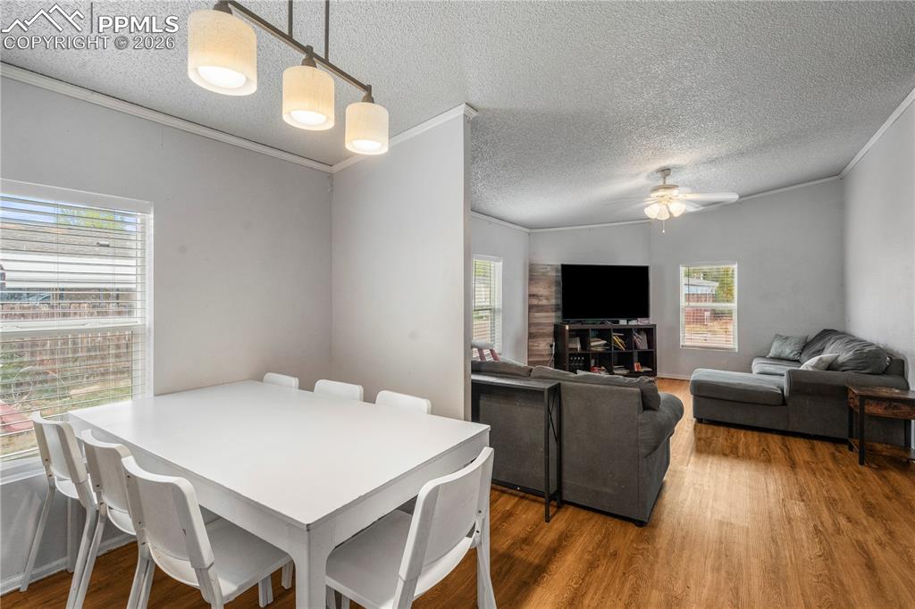 Image 4 of 27: Dining Area