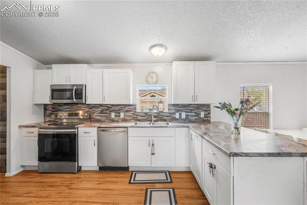 Image 5 of 27: Kitchen