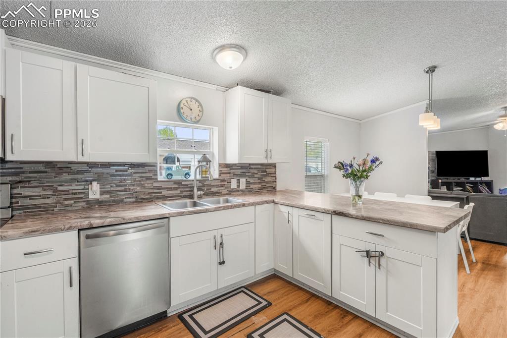 Image 7 of 27: Kitchen