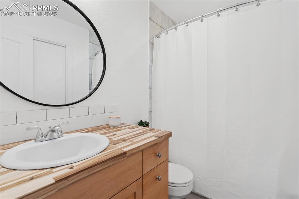 Image 11 of 15: Full bathroom