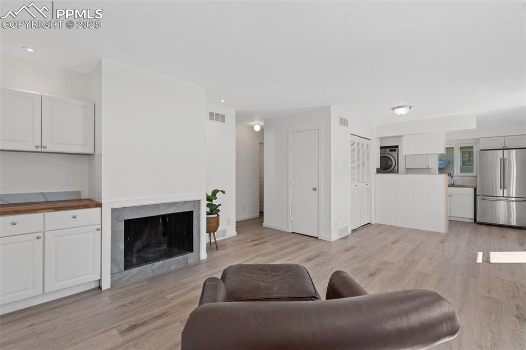 Image 5 of 15: Living room/dining room