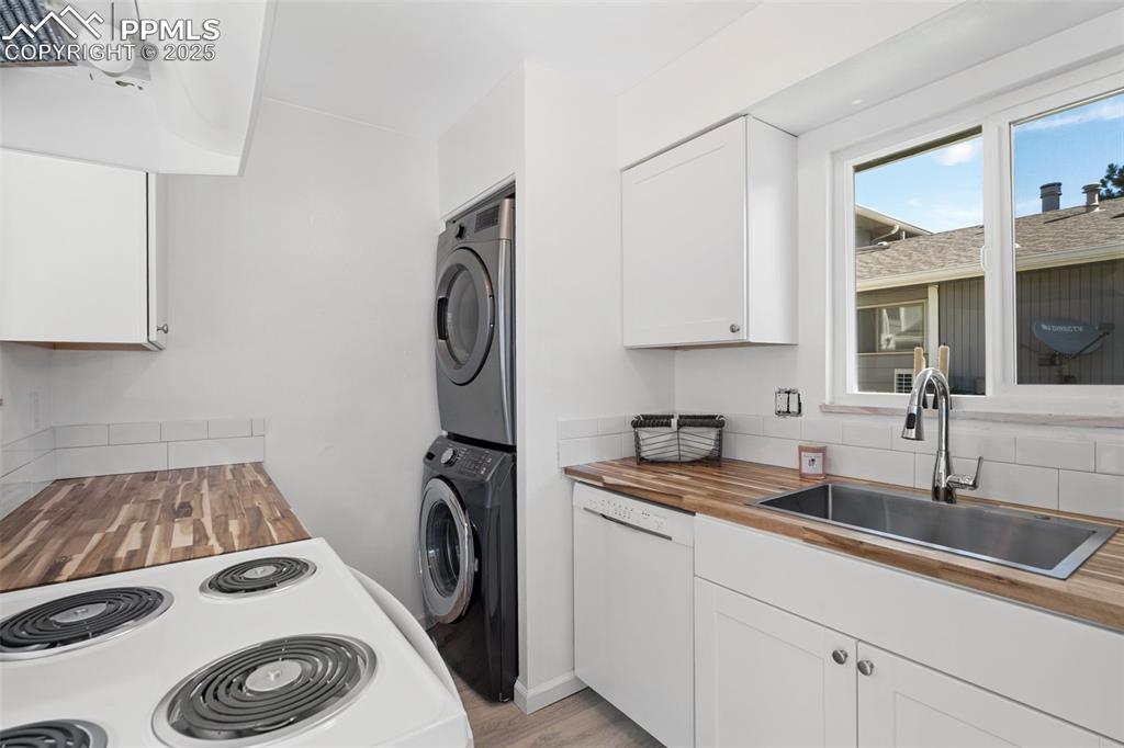 Image 9 of 15: Newer kitchen appliances