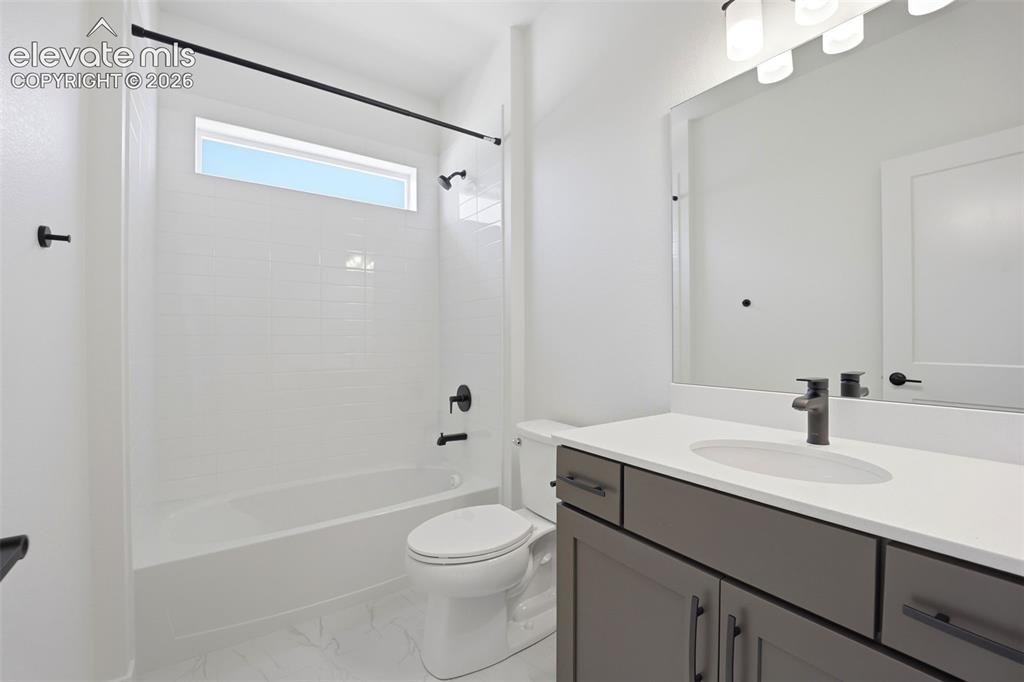 Image 25 of 42: Bathroom