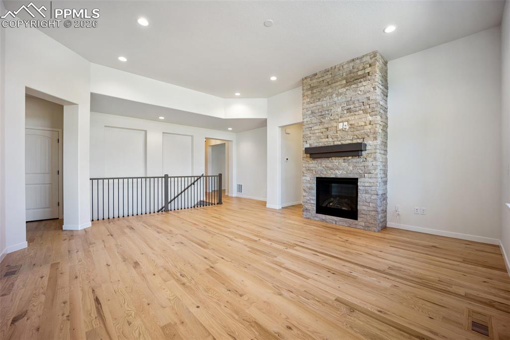 Image 3 of 11: Living Room