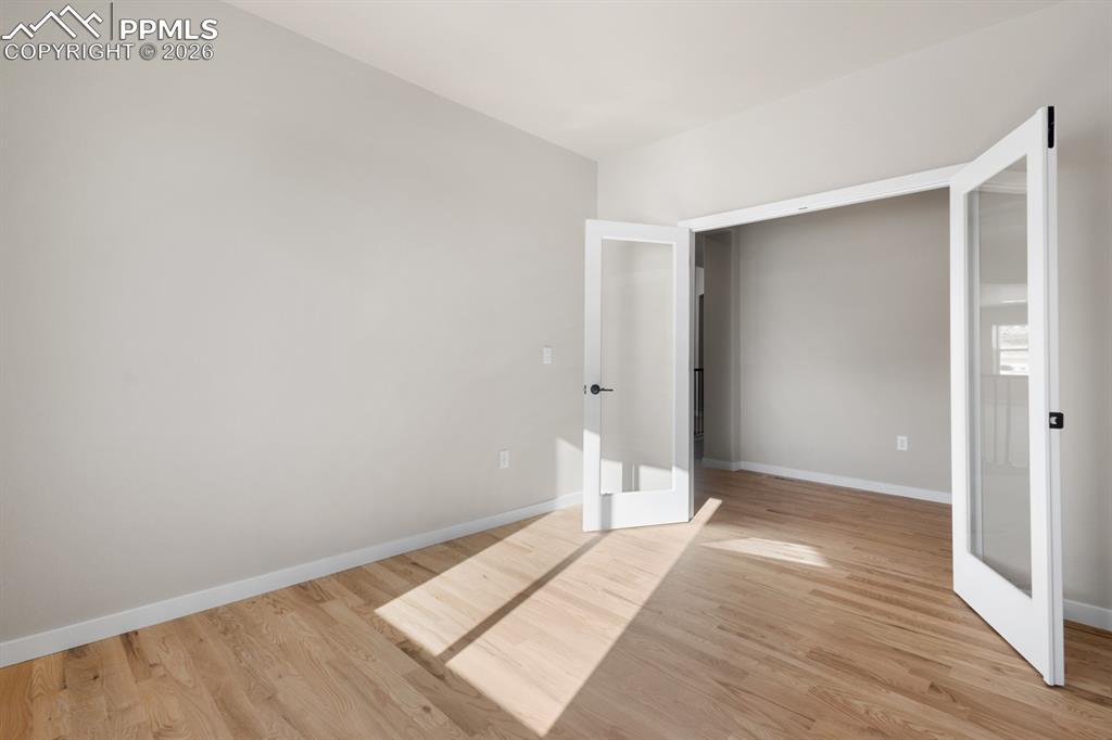 Image 4 of 11: Bedroom