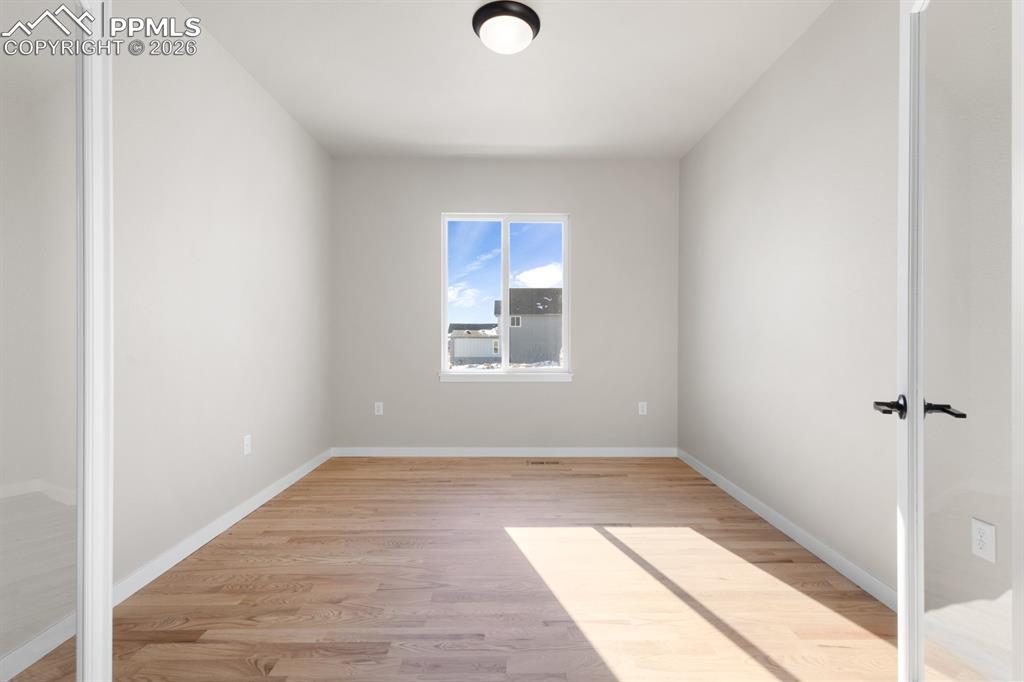 Image 9 of 11: Bedroom