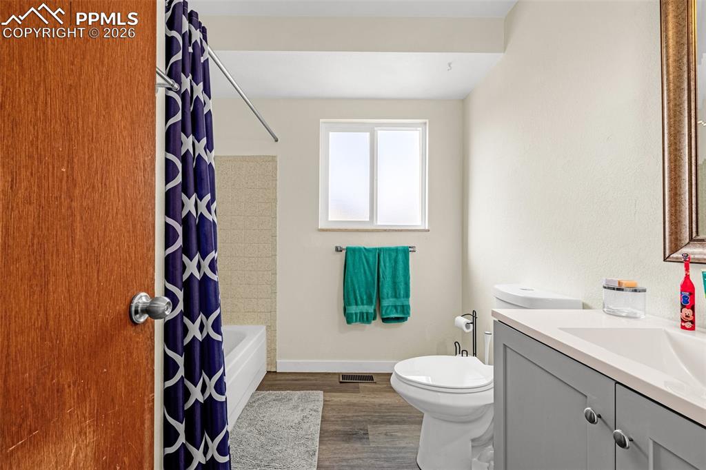 Image 12 of 31: Bathroom