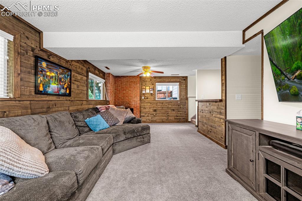 Image 14 of 31: Living Room