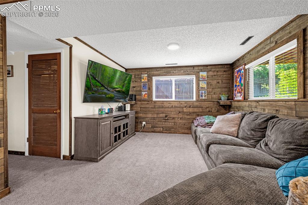 Image 15 of 31: Living Room