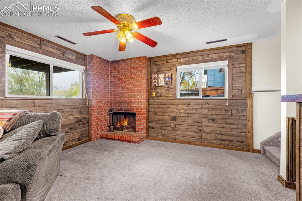 Image 18 of 31: Living Room