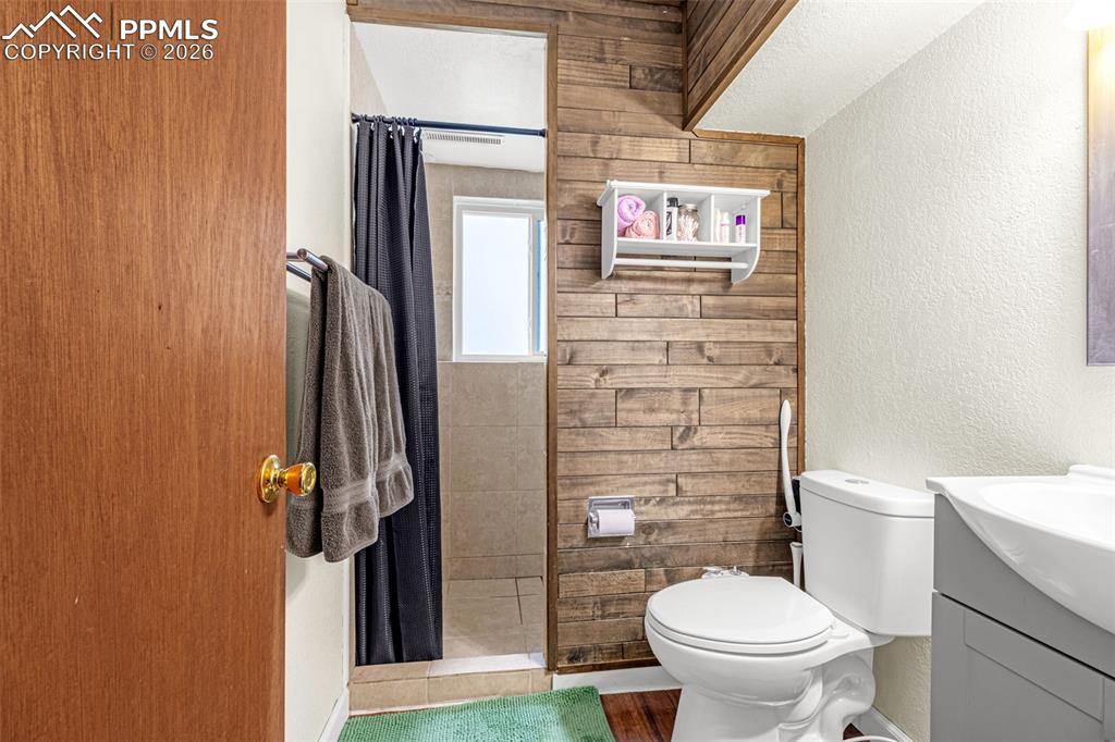 Image 19 of 31: Bathroom