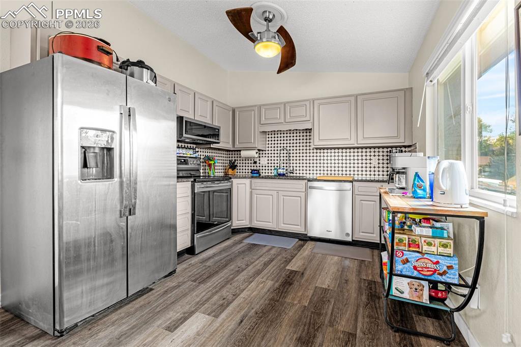 Image 7 of 31: Kitchen