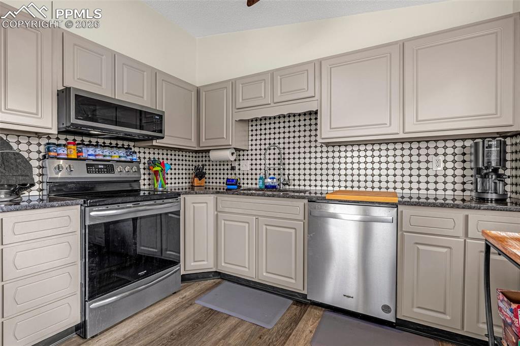 Image 8 of 31: Kitchen