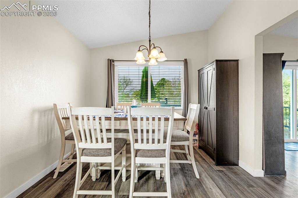Image 9 of 31: Dining Area